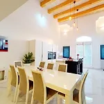 Beautiful Large Sea Front Duplex Loft דירה *