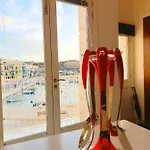 Beautiful Large Sea Front Duplex Loft דירה