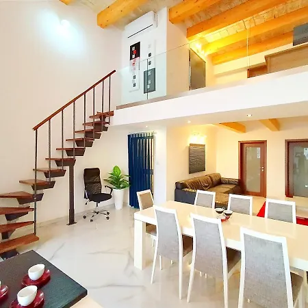 Beautiful Large Sea Front Duplex Loft דירה