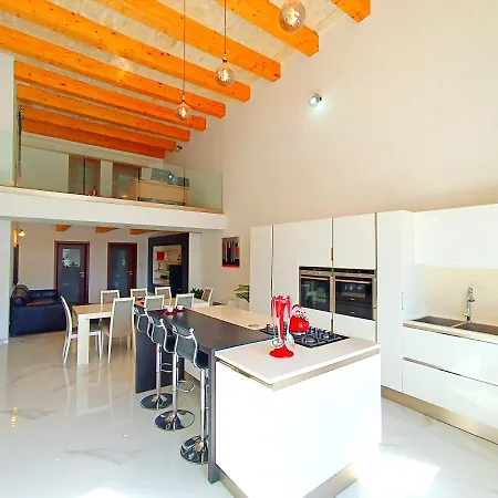 Beautiful Large Sea Front Duplex Loft דירה Kalkara