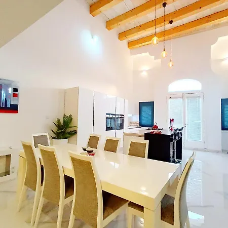 Beautiful Large Sea Front Duplex Loft Apartment *
